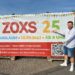 CEO Olaf Zimmer vor einem 25-Jahre-ZOXS Plakat